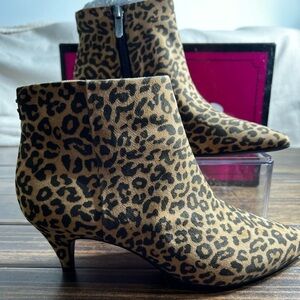 New Circus by Sam Edelman. Kirby leopard print 2 in heel ankle boot. Size 6M.‎